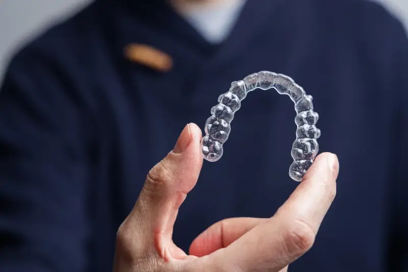 Invisalign a zwykły aparat?