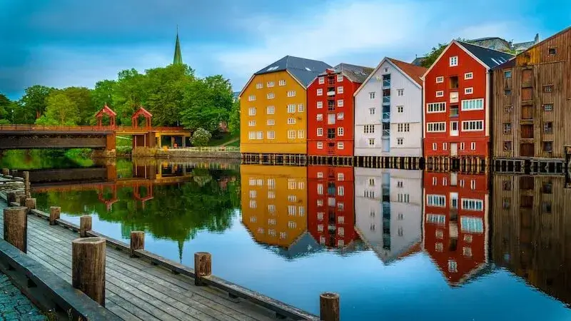 Ile ludności ma Norwegia?